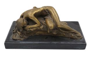 null MILO (Né en 1955) Femme au rocher Sculpture en bronze doré et socle en marbre...