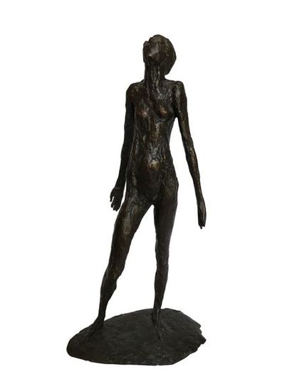 null ANDRE HOGOMMAT (1925-2015) Femme debout Bronze patiné Signé sur la terrasse...