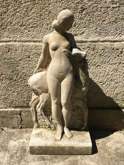 null Femme à la biche Sculpture en pierre reconstituée. Haut : 67 cm Larg : 30 c...