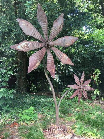 null ECOLE DU XXème « Deux fleurs » Importante sculpture en métal, porte une signature...