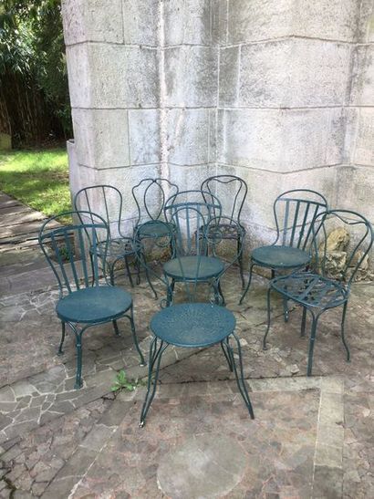 null ENSEMBLE de mobilier de jardin en fer laqué vert comprenant : 8 chaises dépareillées,...