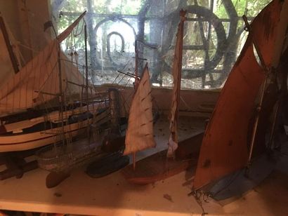 null ENSEMBLE de maquettes de bateaux de tailles différentes.