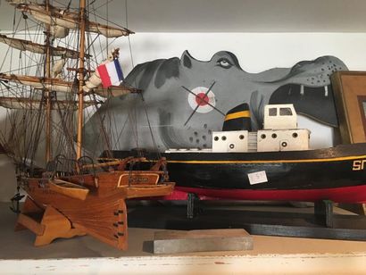 null ENSEMBLE de maquettes de bateaux de tailles différentes.