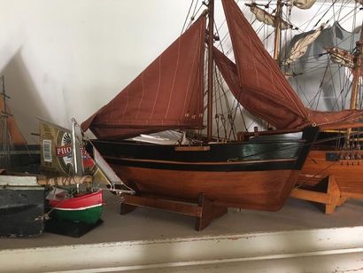 null ENSEMBLE de maquettes de bateaux de tailles différentes.