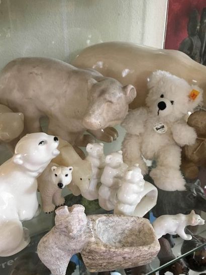 null ENSEMBLE d’objets de vitrine sur le thème de l’ours : en faïence, bois et divers...
