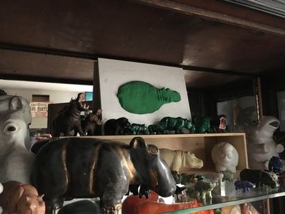 null ENSEMBLE d’objets de vitrine sur le thème des Hippopotames en divers matériaux....