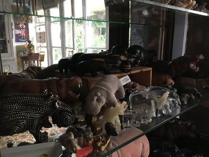 null ENSEMBLE d’objets de vitrine sur le thème des Hippopotames en divers matériaux....