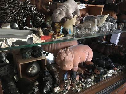 null ENSEMBLE d’objets de vitrine sur le thème des Hippopotames en divers matériaux....