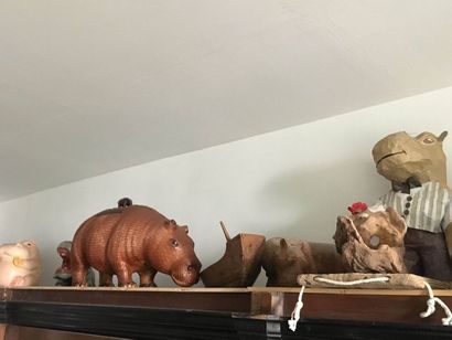 null ENSEMBLE d’objets de vitrine sur le thème des Hippopotames en divers matériaux....