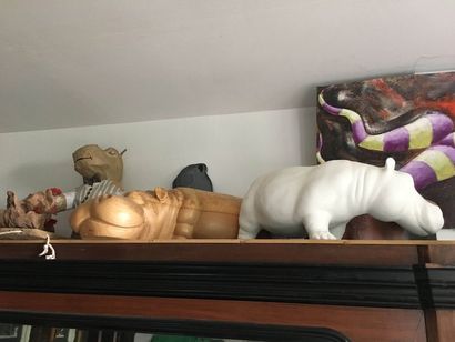 null ENSEMBLE d’objets de vitrine sur le thème des Hippopotames en divers matériaux....