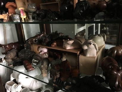 null ENSEMBLE d’objets de vitrine sur le thème des Hippopotames en divers matériaux....