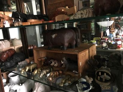 null ENSEMBLE d’objets de vitrine sur le thème des Hippopotames en divers matériaux....