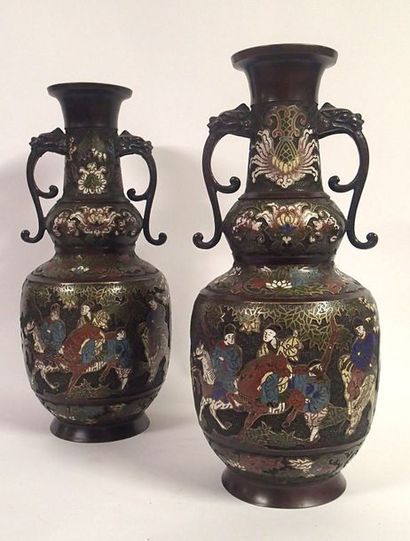 null JAPON Paire de vases double gourde à deux anses en bronze cloisonné à décor...