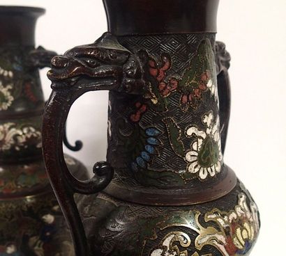 null JAPON Paire de vases double gourde à deux anses en bronze cloisonné à décor...