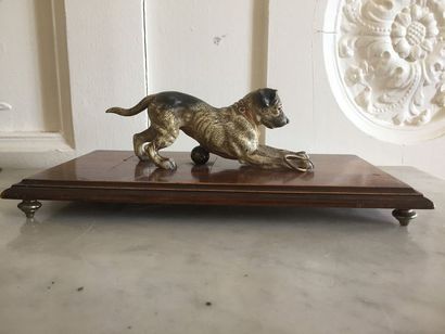 null ECOLE AUTRICHIENNE Bronze de Vienne représentant un chien jouant à la balle...