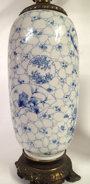null JAPON Paire de vases ovoides montés en lampe en faience bleu blanc à décor floral....