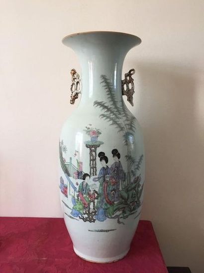 null CHINE
Grand vase balustre en porcelaine à fond céladon à décor émaillé de personnages...