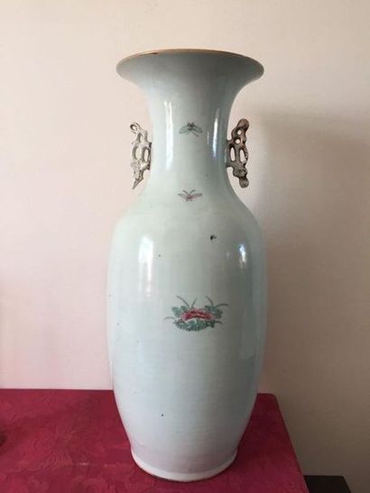  CHINE
Grand vase balustre en porcelaine à fond céladon à décor émaillé de personnages...