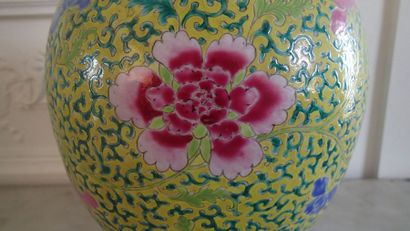 null CHINE Pot à gingembre en porcelaine polychrome de la famille Rose. Début XIXème...