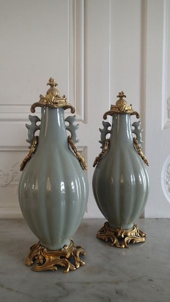  CHINE Paire de vases balustre en porcelaine céladon à côtes melon, la monture en...