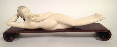  CHINE Statuette en ivoire figurant une femme médecin Vers 1930 Long : 25 cm (fe...