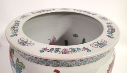 null CHINE Aquarium en porcelaine polychrome Début XXème siècle Hauteur : 27 cm -...