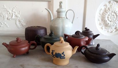  CHINE Collection de 6 théières et une boite à thé en grès de Yixing XXème siècle...