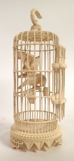 CHINE Groupe en ivoire représentant une cage...