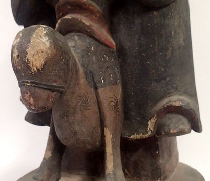 null VIETNAM Statue en bois sculpté, traces de polychromie. Haut : 82 cm (éclats...