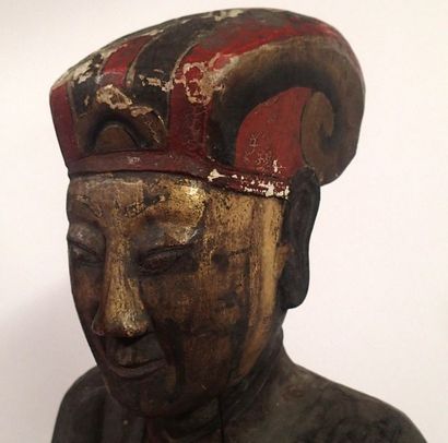 null VIETNAM Statue en bois sculpté, traces de polychromie. Haut : 82 cm (éclats...