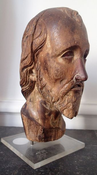 null TETE D'HOMME en bois sculpté en ronde bosse. Crâne dégarni avec mèches de cheveux...