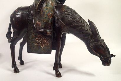  JAPON Groupe en bronze et bronze cloisonné représentant Toba sur sa mûle. Vers 1920-1930...