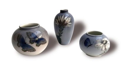 null ROYAL COPENHAGUE Trois vases miniatures en porcelaine à fond gris-bleu à décor...