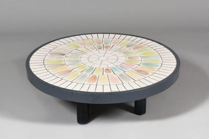 null ROGER CAPRON (1922-2006) Table basse à plateau circulaire de carreaux de céramique...