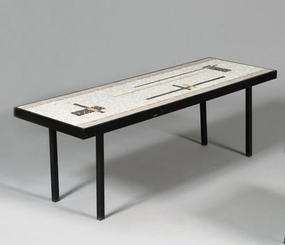 null TRAVAIL DES ANNEES 1960 Table basse à plateau rectangulaire à mosaïques polychromes...
