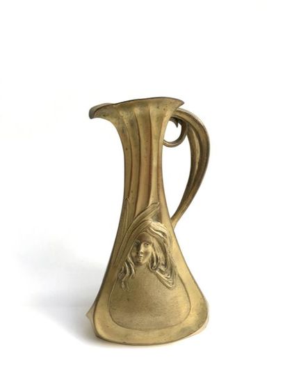 null A. LANDRAU (XIXe-XXe) Pichet en bronze doré à corps triangulaire rainuré et...