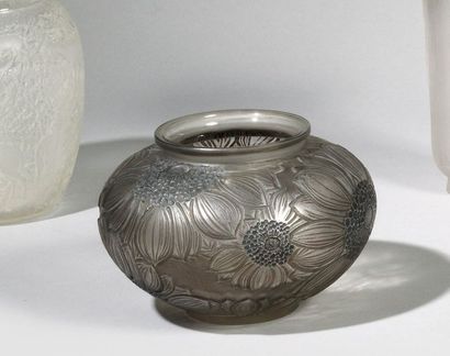 null RENE LALIQUE (1860-1945) «Dahlias», modèle créé en 1923 Vase globulaire sur...