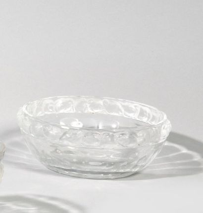 null LALIQUE FRANCE «Mésanges», modèle créé en 1931 Coupe en cristal blanc moulé-pressé...