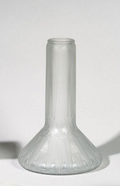 null HENRI DIEUPART (1888-1928) SIMONNET FRÈRES Editeurs Vase en verre moulé pressé...