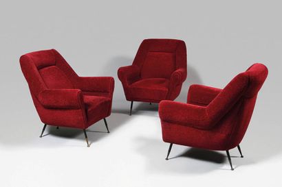 null TRAVAIL ITALIEN DES ANNEES 1950 Trois fauteuils regarnis de tissu rouge sang...