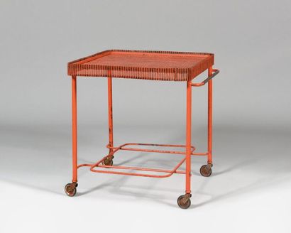 null MATHIEU MATÉGOT (1910-2001) Table roulante à plateau rectangulaire en fer et...
