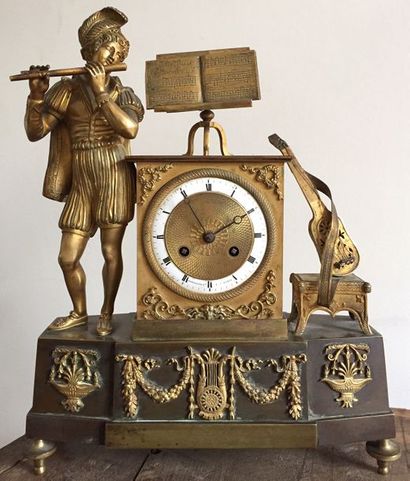 null PENDULE en bronze doré et ciselé à décor d'un troubadour jouant de la flûte,...