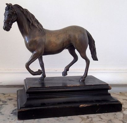 null ECOLE FRANCAISE du XIXème siècle Cheval la patte avant levée. Bronze à patine...