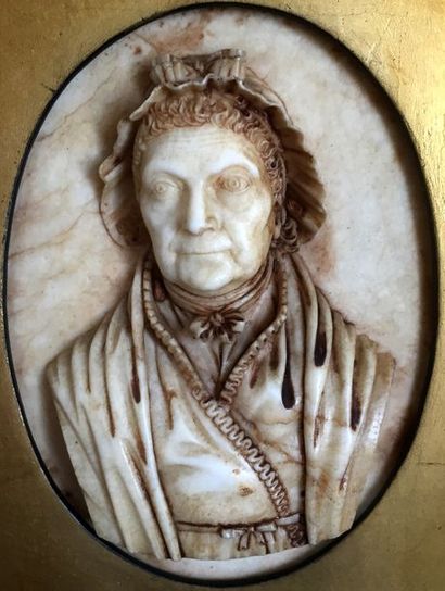 null Jean-Baptiste GLORIEUX (act.vers 1800-1830) Buste de Dame Médaillon en albâtre...