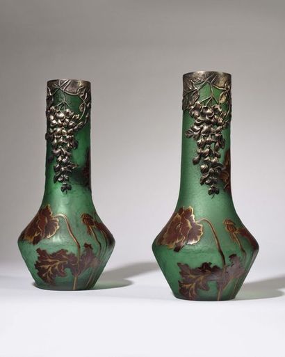 null Victor SAGLIER (1840-1890) Paire de vases en verre givré à décor émaillé de...