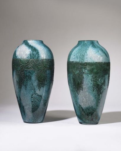 null LEGRAS Paire de vases de forme balustre en verre marmoréen bleuté à décor gravé...