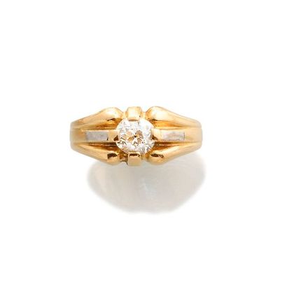null BAGUE en or jaune et un diamant de taille brillant ancienne de plus de 1 carat....