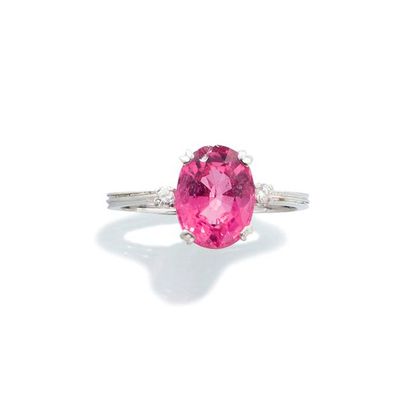 null BAGUE en or gris 750 millièmes, une tourmaline de taille ovale de plus de 2...