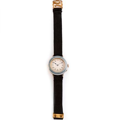 null ANONYME vers 1930

Elégante petite montre bracelet de dame en acier plaqué or....