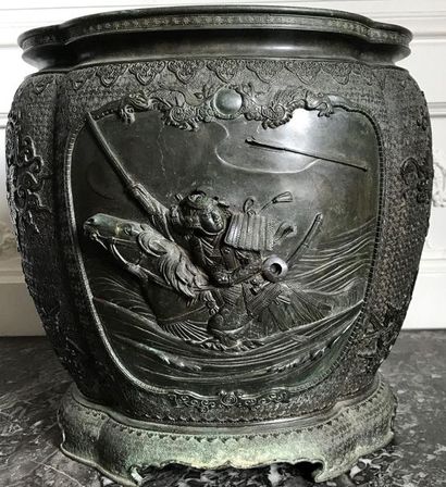 null JAPON Important cache-pot en bronze à patine verte ciselé d'un samouraï sur...